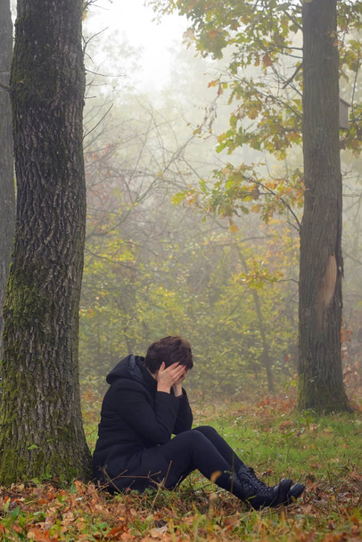 vrouw in depressie in bos - Foto, afbeelding