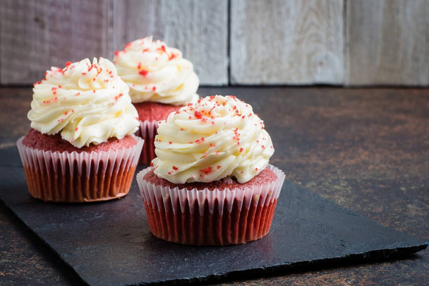 rood fluweel cupcakes   - Foto, afbeelding