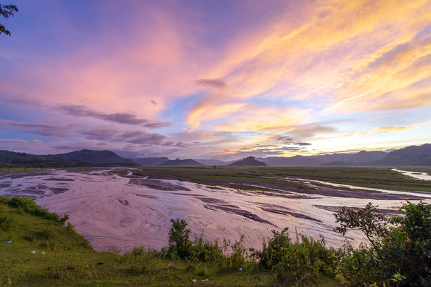 Beau coucher de soleil dans le Mont Pinatubo
 - Photo, image
