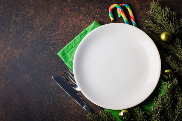mesa de Navidad con decoraciones festivas  - Foto, Imagen