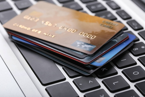 Luottokortit kannettavan tietokoneen näppäimistöllä
 - Valokuva, kuva