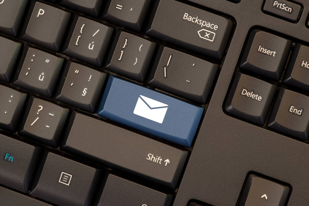 E-mail niebieski klawisz na klawiaturze - Zdjęcie, obraz