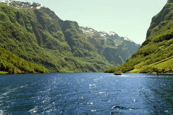 Groene bergen en watervallen in Sognefjord Scandinavië. Noorwegen - Foto, afbeelding