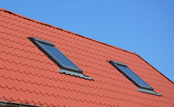 Ventanas del ático tragaluz con techo de casa de metal rojo
 - Foto, Imagen