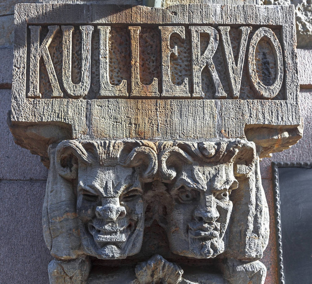 Δύο πέτρινα trolls ενσωματωμένα σε ένα κτίριο του Ελσίνκι.  - Φωτογραφία, εικόνα