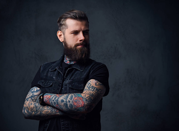 Studio ritratto di hipster barbuto maschio con tatuaggi sulle braccia
 - Foto, immagini