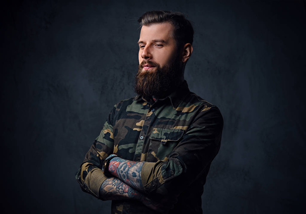Katonai öltözött szakállas tetovált csípő férfi portréja - Fotó, kép