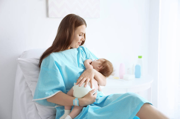 Mother holding sleeping baby at hospital - Valokuva, kuva