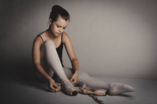 schattig ballerina Koppelverkoop up haar schoenen - Foto, afbeelding