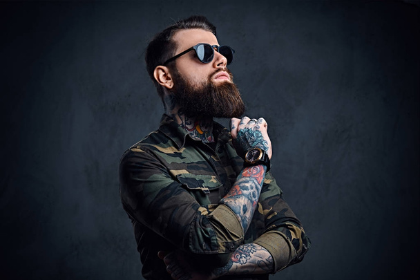 Katonai öltözött szakállas tetovált csípő férfi portréja - Fotó, kép
