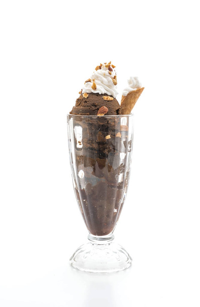 Cuillère de crème glacée chocolatée en verre
 - Photo, image