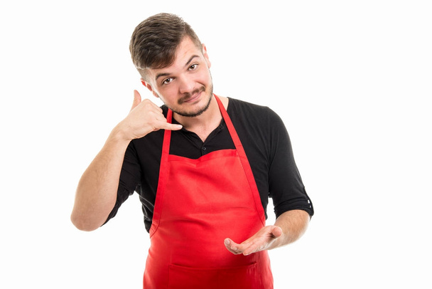 Mężczyzna supermarket pracodawca wyświetlone wywołujący gest - Zdjęcie, obraz