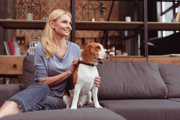 woman with dog at home - Foto, Bild
