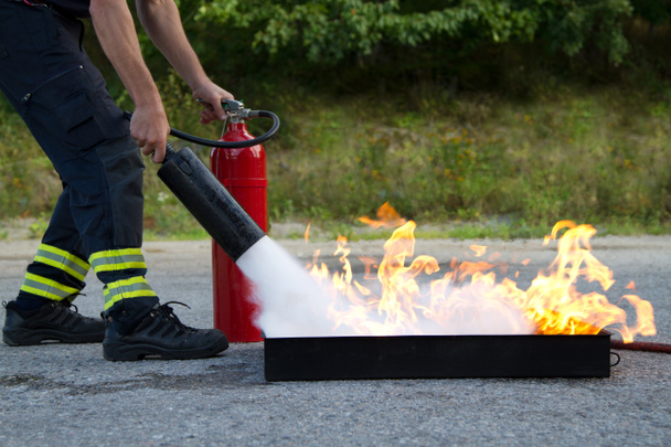 Instructor mostrando extintor de incendios
 - Foto, imagen