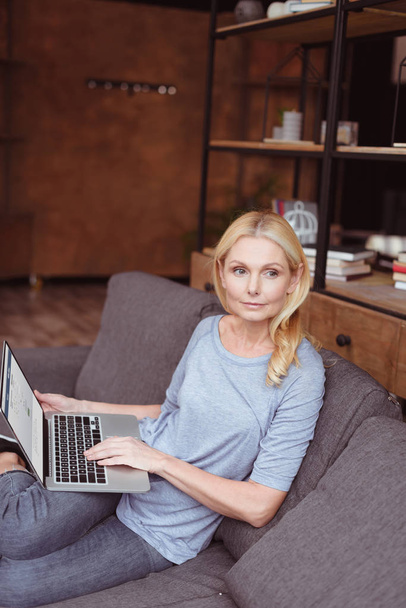 woman using laptop at home  - Fotoğraf, Görsel