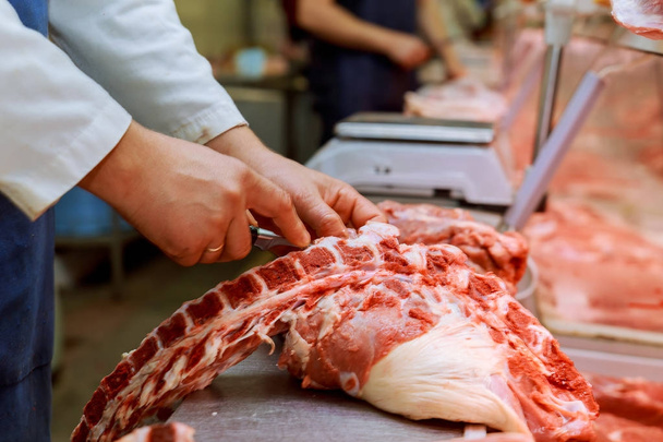Mercado del agricultor: surtido de carne, productos naturales y ecológicos, el carnicero vende carne al mercado del agricultor
 - Foto, Imagen
