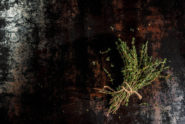 manojo de tomillo orgánico fresco
 - Foto, imagen