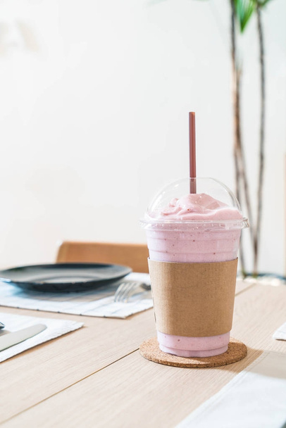 mix berry yogurt smoothie - Foto, afbeelding