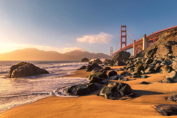 Praia da Califórnia ao pôr do sol e Golden Gate Bridge
. - Foto, Imagem
