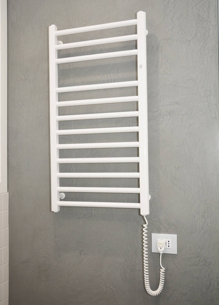 Elementos de aquecimento do radiador de toalha. Termostático trilho de toalha elétrica para banheiro
. - Foto, Imagem