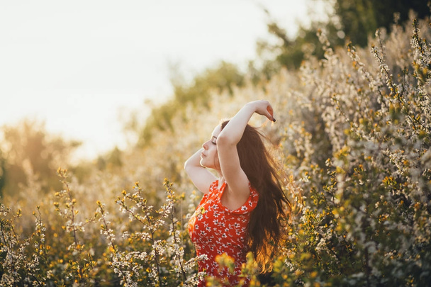 portrait of a girl in nature - Foto, afbeelding