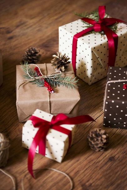Χριστουγεννιάτικα δώρα σε ξύλινο φόντο - Φωτογραφία, εικόνα