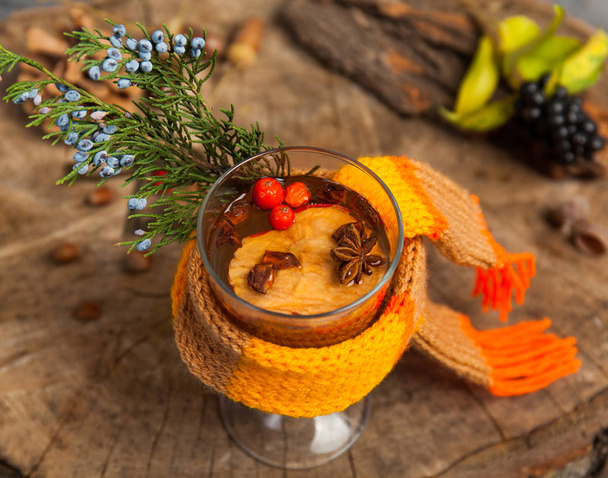 Bebida quente com mel e especiarias no conceito de fundo de madeira de
  - Foto, Imagem