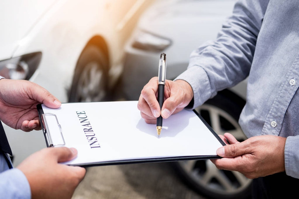Agente di assicurazione auto inviare una penna ai suoi clienti firmare l'assicuratore
 - Foto, immagini