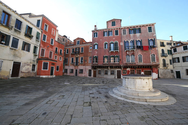 μεγάλη πλατεία που ονομάζεται Campo στη Βενετία Ιταλία και το αρχαίο πηγάδι - Φωτογραφία, εικόνα