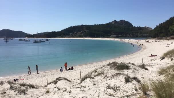 ISLAS CIES, SPAIN - CIRCA SEPTEMBER 2017: Seashore at Cies islands, Spain included in the Atlantic Islands of Galicia National Park. - Кадры, видео