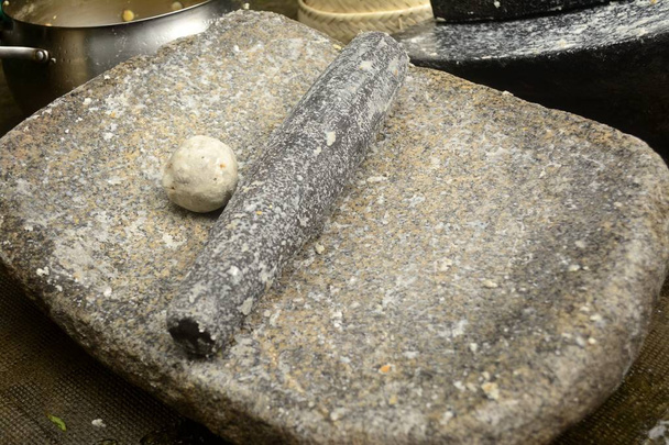 Metate, metlatl nebo mealing kámen pro kukuřice v Mexiku - Fotografie, Obrázek
