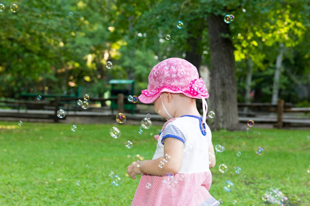 Portrait of a baby and soap bubbles - Foto, Imagem