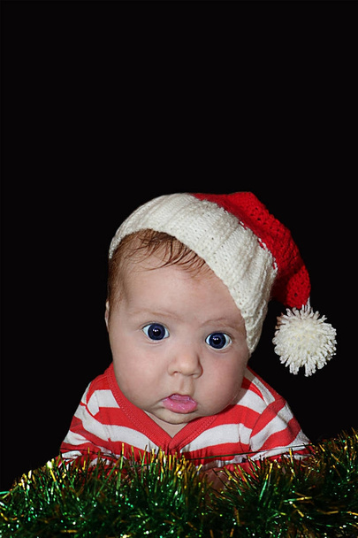 Neonato divertente Babbo Natale con viso sbalordito isolato su nero
 - Foto, immagini