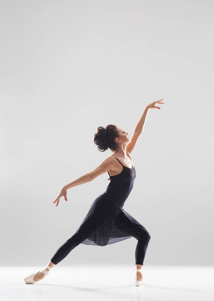 female ballet dancer in art performance - Φωτογραφία, εικόνα