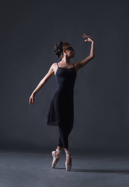 female ballet dancer in art performance - Zdjęcie, obraz