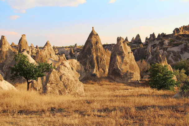 Natural valley with volcanic tuff stone rocks in Goreme in Cappadocia, Turkey, at sunset. - Foto, Imagen