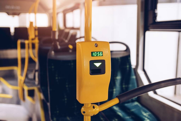 Πρόγραμμα επικύρωσης εισιτηρίων στο σύγχρονο αστικό λεωφορείο. - Φωτογραφία, εικόνα