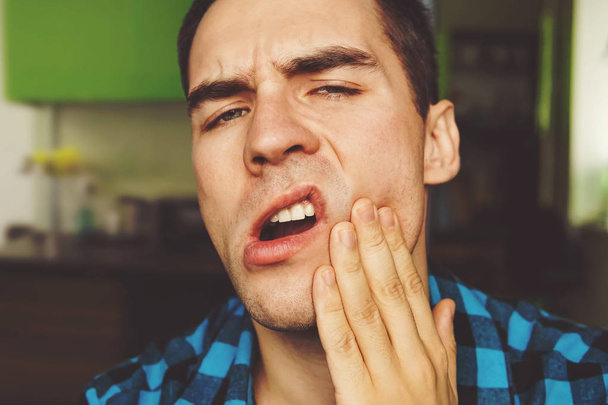 Bolest zubů - trpící mladý muž s problémy se zuby - Fotografie, Obrázek