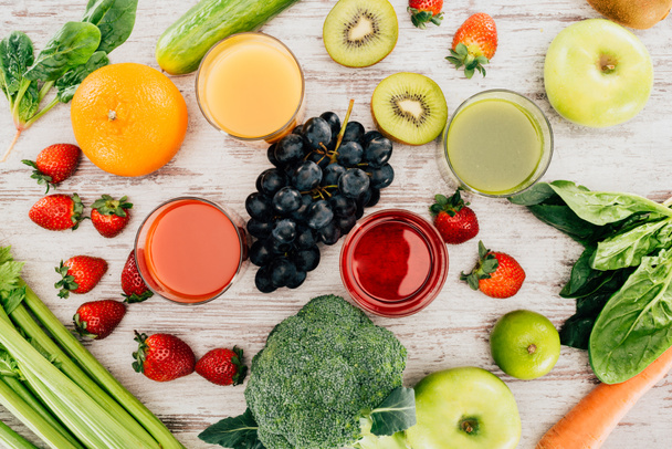 glasses of juice and healthy food - Foto, afbeelding