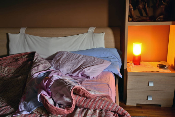the bed unpacked in the morning when it wakes up. - Foto, imagen