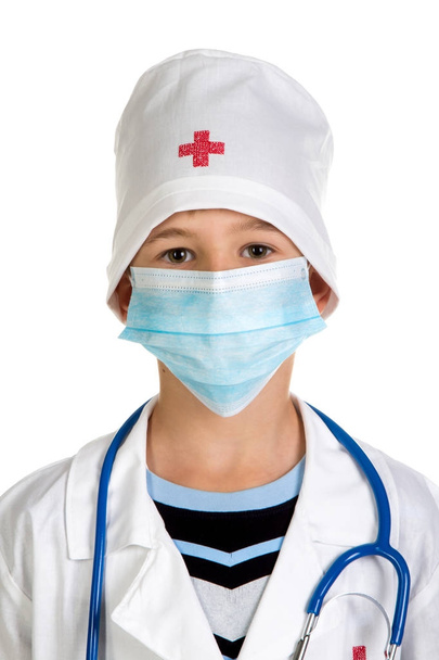 Портрет доктора в хирургической маске, предупреждающей о вирусе. Хирургическая маска
 - Фото, изображение