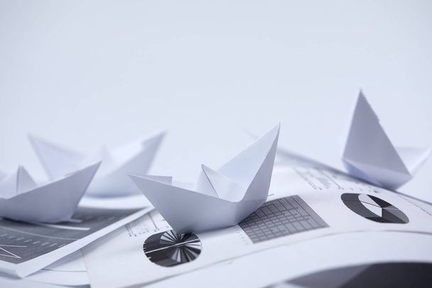 бумажные оригами лодки, бизнес-концепция
 - Фото, изображение