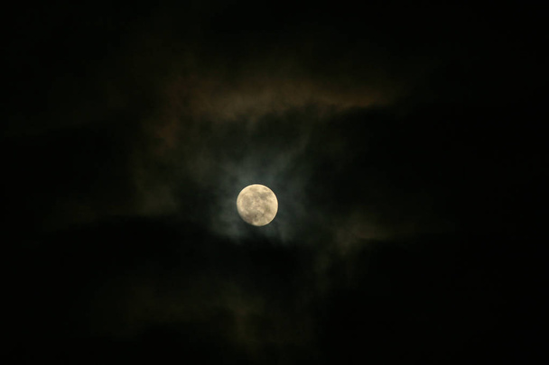 A noite nublada Lua / Lua
 - Foto, Imagem