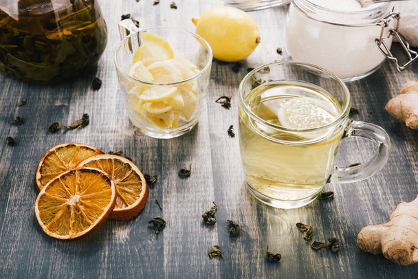 Xícara de chá de gengibre com limão
. - Foto, Imagem