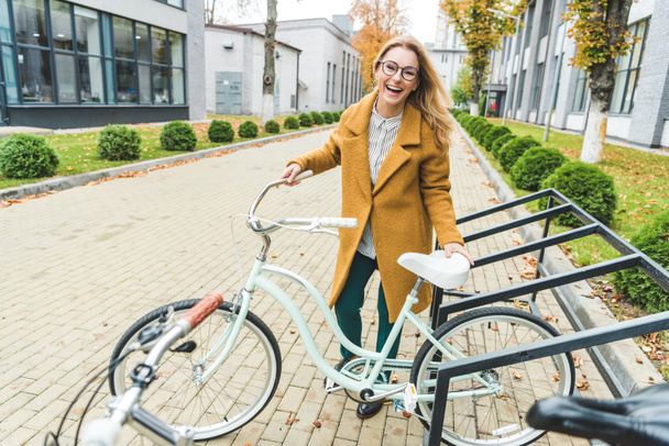 веселая женщина с велосипедом
  - Фото, изображение