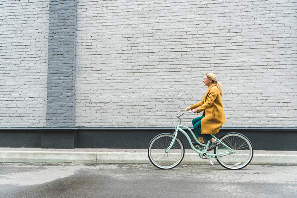 Женщина на велосипеде - Фото, изображение