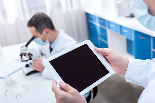Cientista segurando tablet digital
 - Foto, Imagem