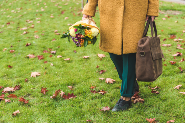 花束とバッグを持つ女性 - 写真・画像