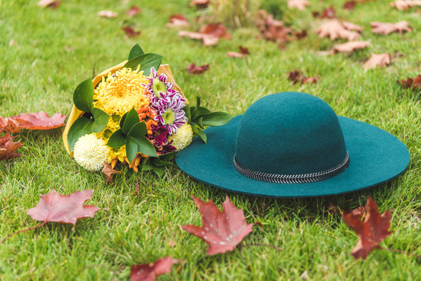felt hat and flowers  - Photo, Image