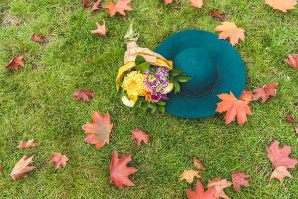 sombrero de fieltro y ramo de flores
 - Foto, imagen